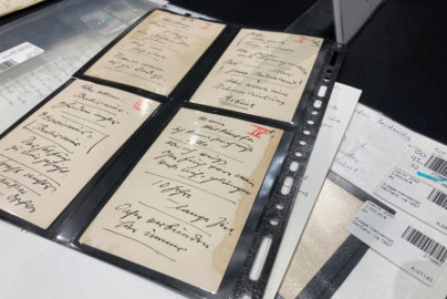 Son subastadas tarjetas de discursos de Hitler en Múnich