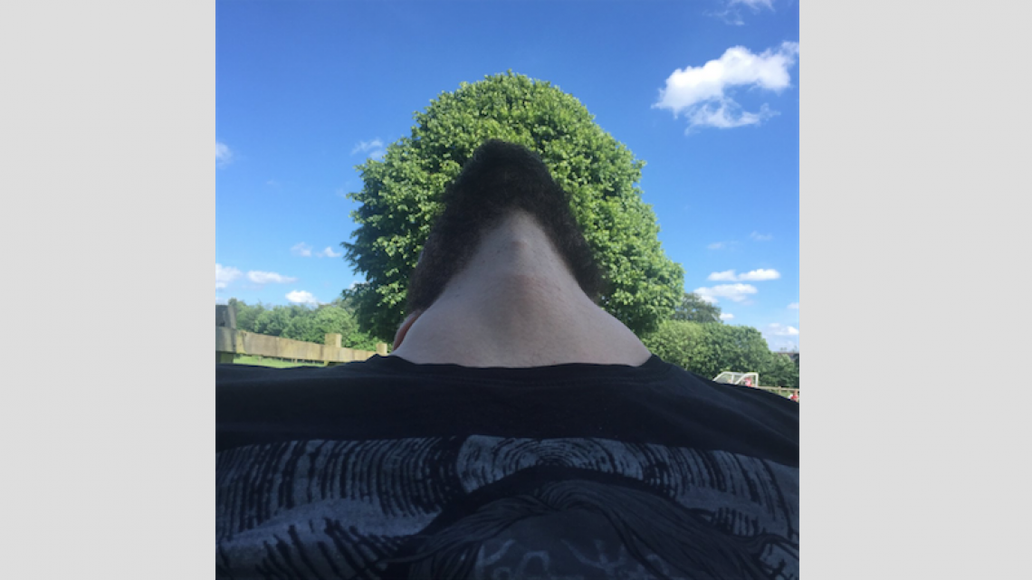 Perturbadoras imágenes de hombres barbudos mirando hacia arriba