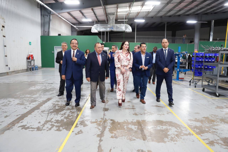 Inaugura Carmen Lilia Canturosas Villarreal nueva maquiladora 