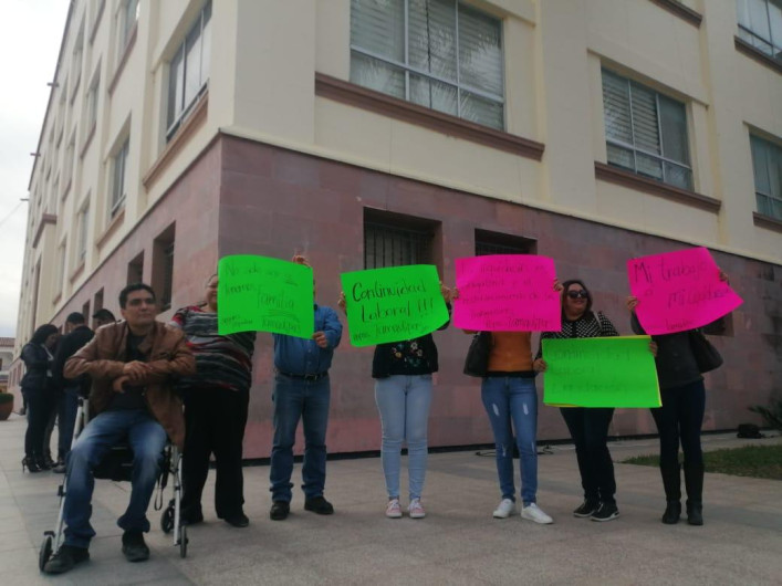 Ex trabajadores del Seguro Popular se manifiestan por falta de finiquito