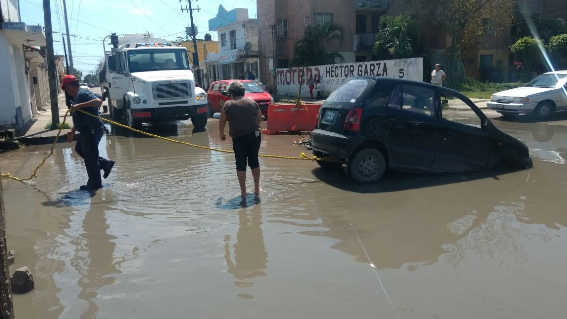 Caen dos vehículos en socavón en Ciudad Madero