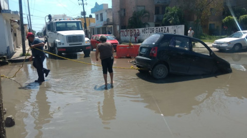 Caen dos vehículos en socavón en Ciudad Madero