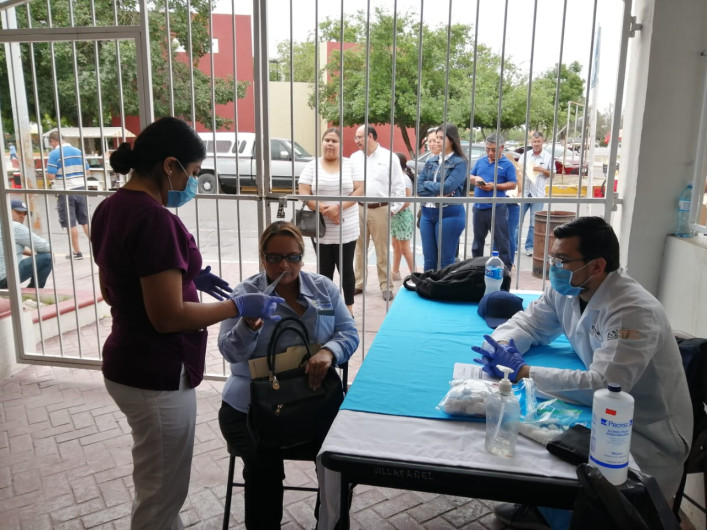 Hacen cuestionario y toman temperatura a solicitantes del pasaporte mexicano