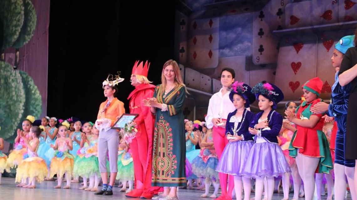 Alcaldesa asiste a presentación del ballet clásico "Alicia en el país de las maravillas"