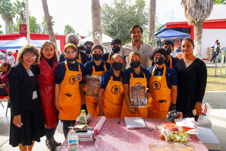 Otorga Presidente Municipal Carlos Peña Ortiz Becas a estudiantes del ITACE