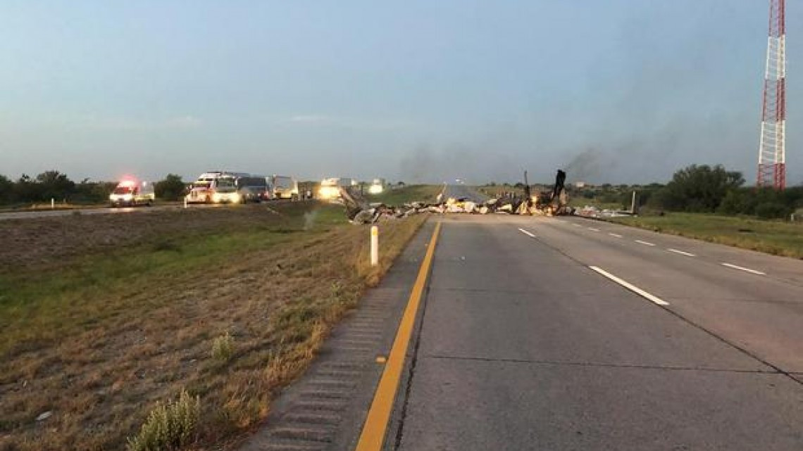 Se registra choque entre dos trailers en carretera Monterrey-Nuevo Laredo