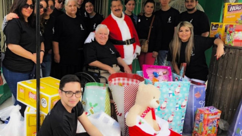 Regala juguetes a niños de escasos recursos 
