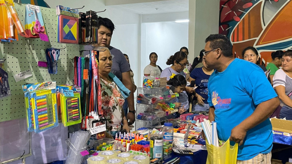 Aprovechan padres para surtir lista escolar en Feria del Regreso a Clases