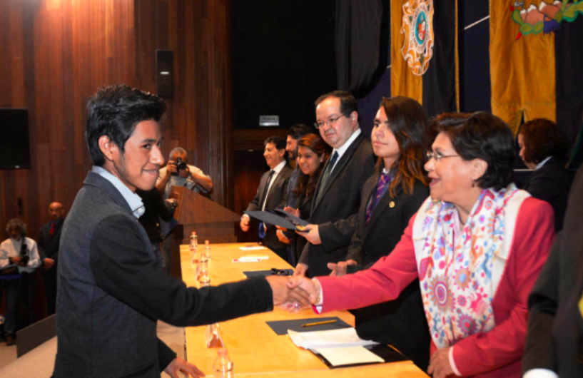 Estudiante mixteco de Prepa 6, gana medalla de oro en Olimpiada del Conocimiento