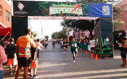 Disfrutan ciudadanos de carrera binacional y fiesta mexicana en el centro histórico 