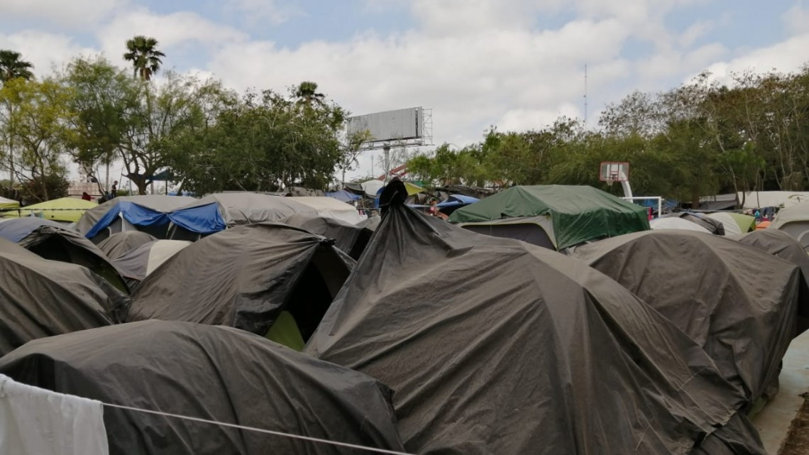 Se suman 800 mexicanos a campamento migrante, la cifra aumenta a 2800