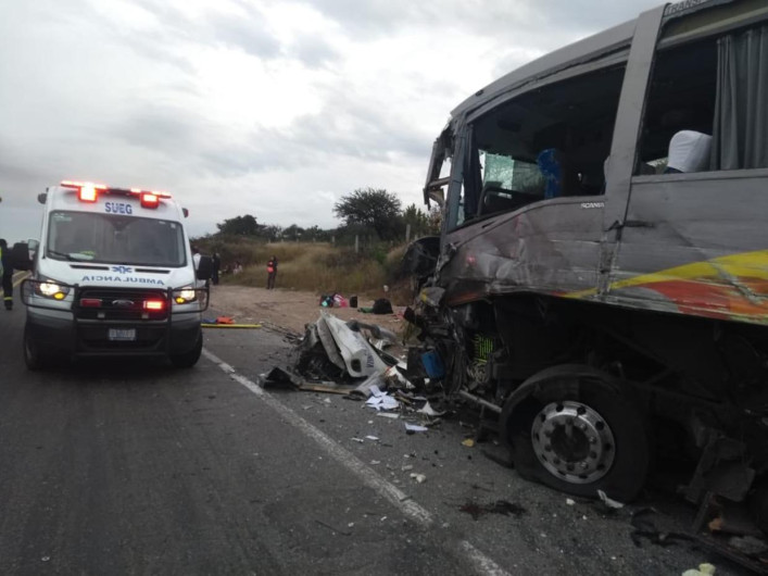 Choca autobús de equipo de básquetbol en Guanajuato
