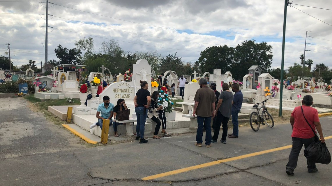 Familias visitan a sus fieles difuntos en Nuevo Laredo 