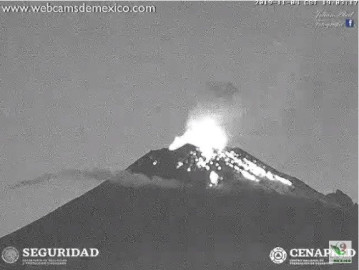 Volcán Popocatépetl lanza material incandescente
