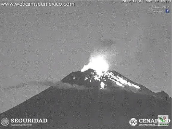 Volcán Popocatépetl lanza material incandescente