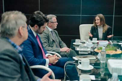 Se reúne secretaria de Economía con directivos de Woodside Energy Trión