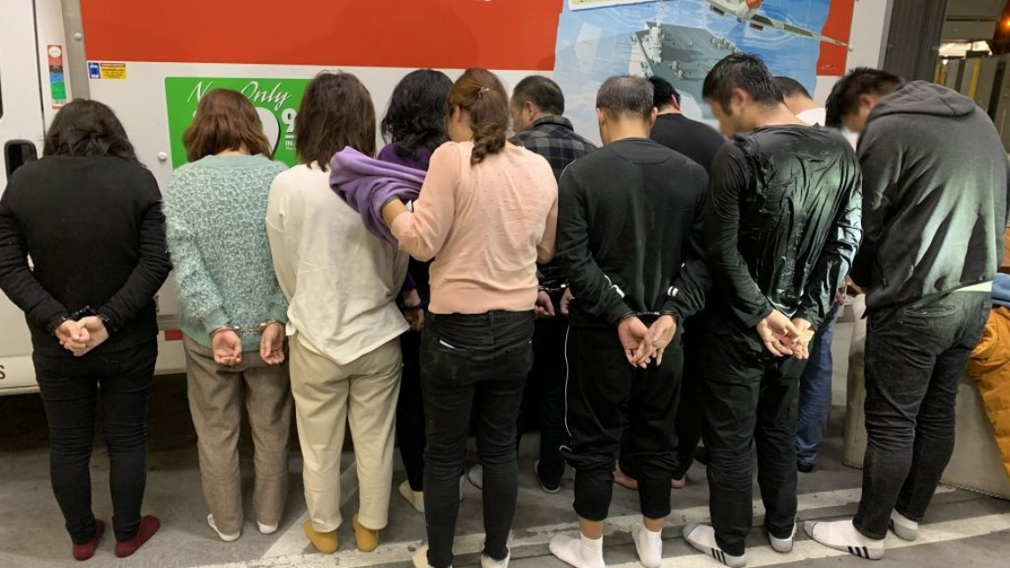 Detienen a migrantes chinos escondidos en camión