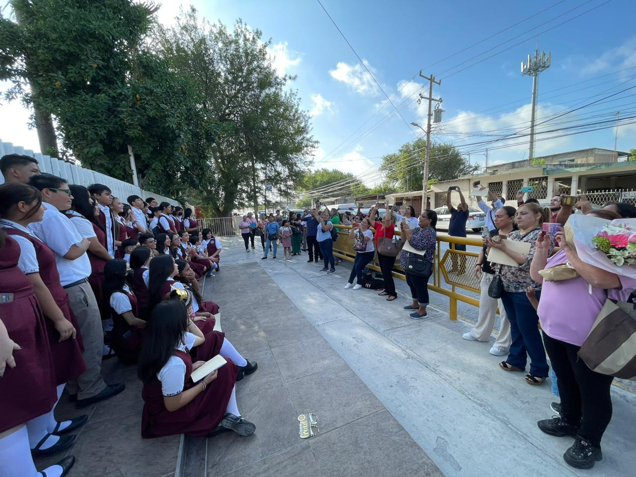 Alumnos de secundaria ETI 44 celebran su graduación en la calle