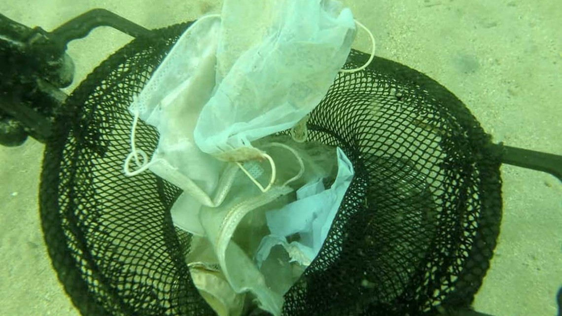 Mar Mediterráneo se cubre de cubrebocas y guantes plásticos