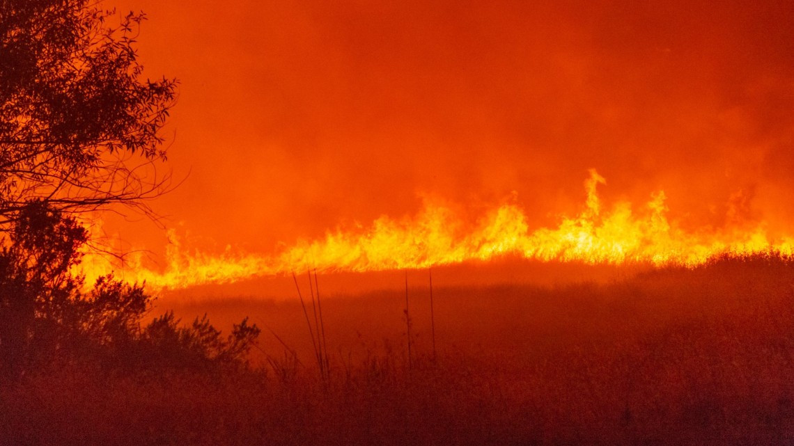 Fuego continúa en California, ya hay 40% de contención