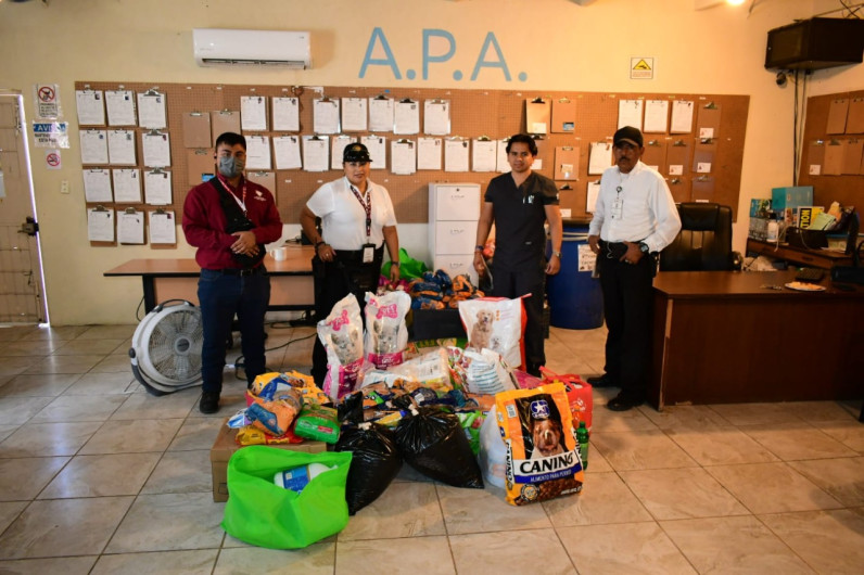 Entrega personal de Seguridad Pública apoyo a la Asociación Protectora de Animales 