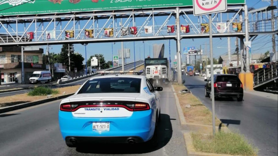 Barredora limpia bulevar Hidalgo con resguardo de Tránsito Municipal