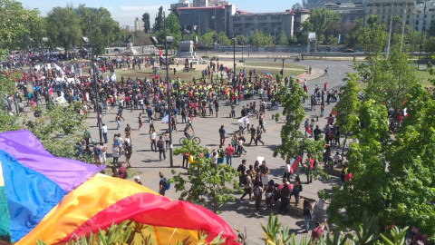 En una nueva jornada de protesta cientos de manifestantes se congregan en la Plaza Italia en Santiago de Chile