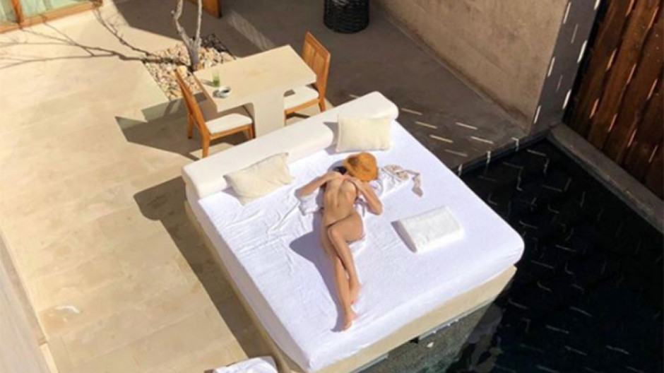 Emily Ratajkowski se desnuda nuevamente