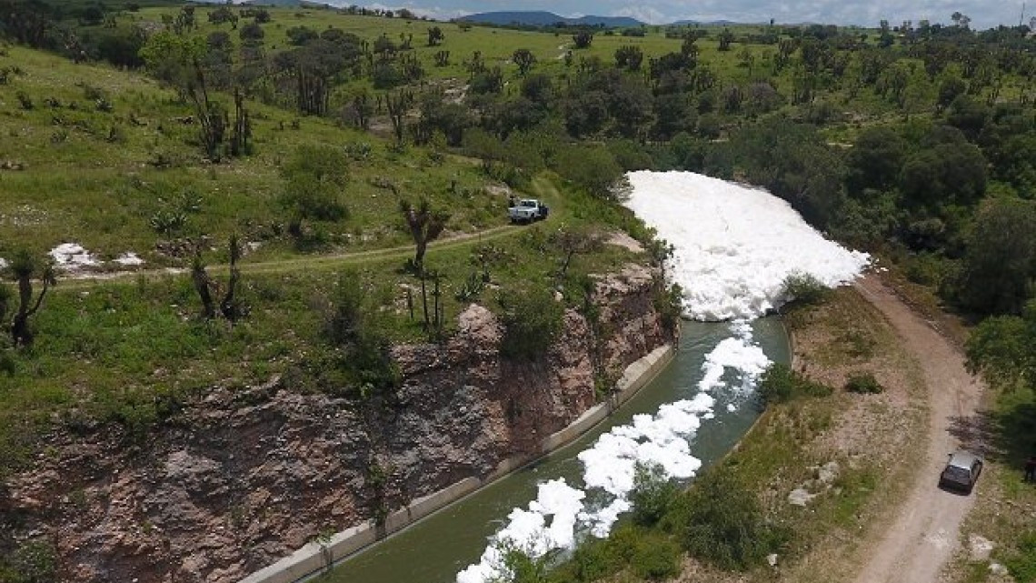 Desaparece hombre en espuma tóxica en Puebla