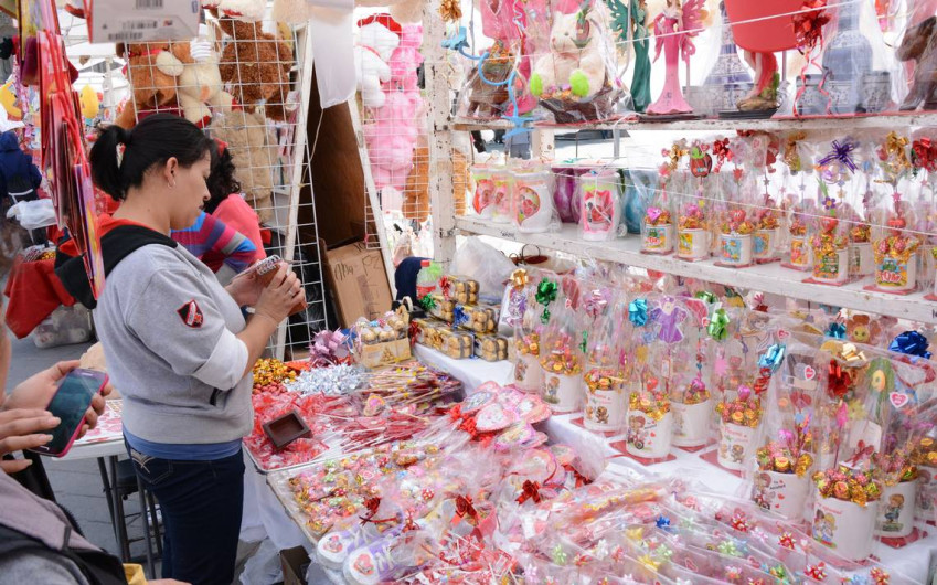 Disponibles permisos para vender artículos alusivos al 14 de febrero