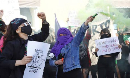 Suspenden a policías que retuvieron a mujeres en Metro Hidalgo