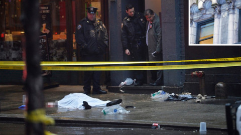Mujer fallece al caerle escombros de edificio en Times Square