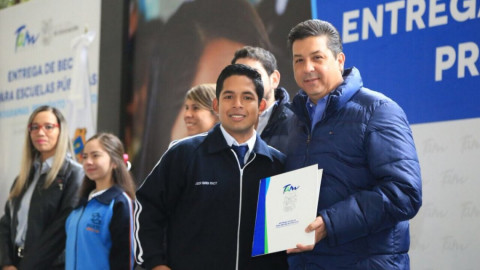 Realizan primer entrega de becas “Propósito”y “Virtud” 