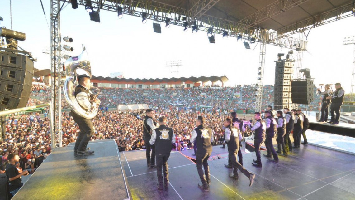 Disfrutan reynosenses de festejo a Papá y Mamá