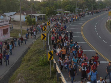 Migrantes se instalan en el Puente Internacional Acuña- Del Río
