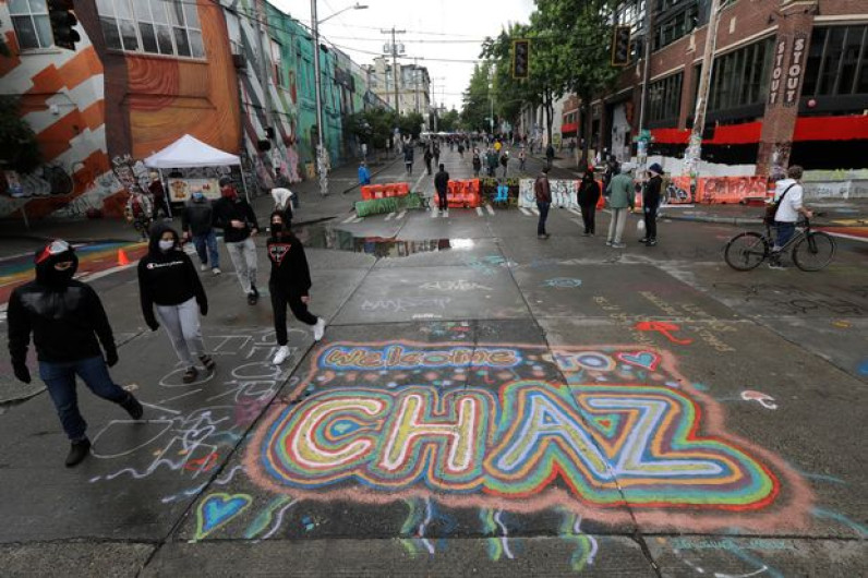 Manifestantes en Seattle se apoderan de una comisaría abandonada y la llaman “Chaz” 