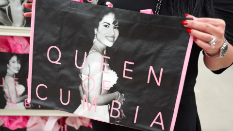 Venden bolsas de Selena, se agotan y las revenden a precios exorbitantes 