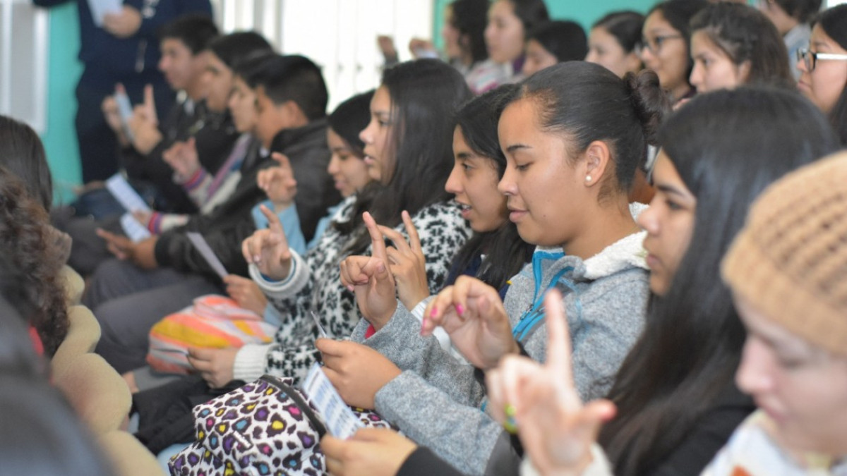 Imparten curso de lenguaje de señas en escuelas preparatorias