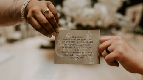 Estas chicas recibieron un regalo de bodas de Taylor Swift