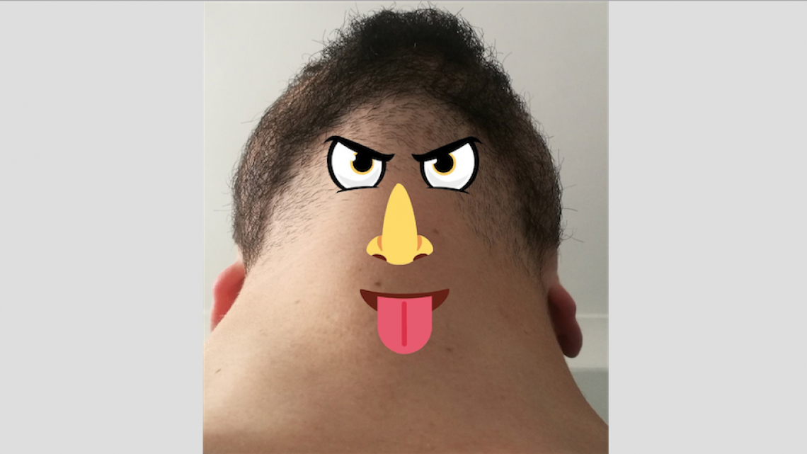 Perturbadoras imágenes de hombres barbudos mirando hacia arriba