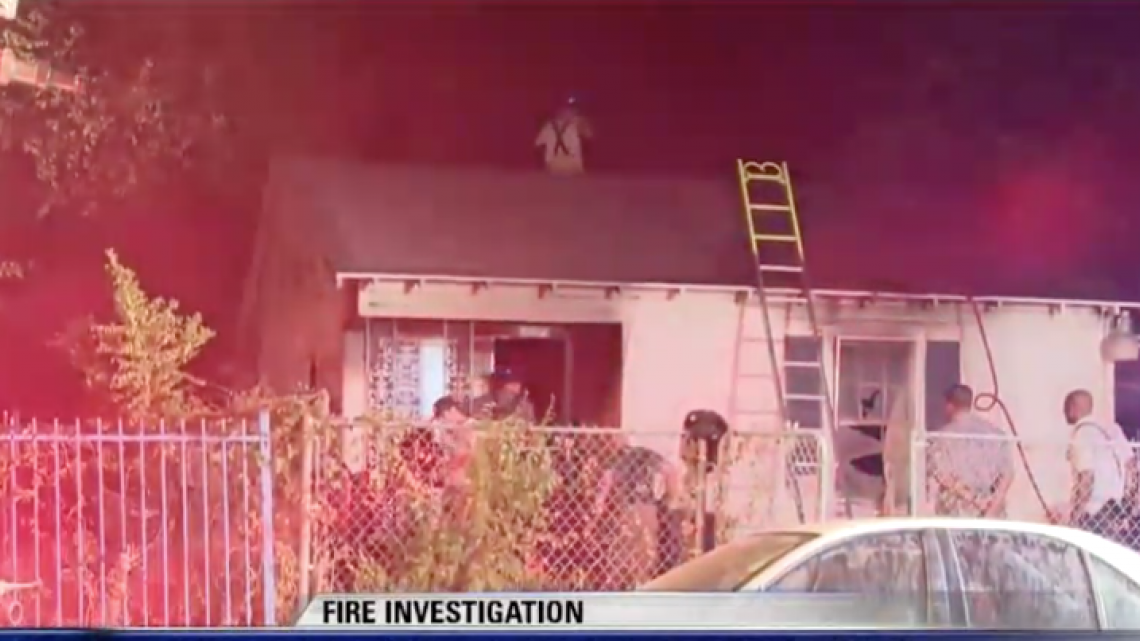 Mujer de la tercera edad es rescatada de su casa en llamas en Fort Worth