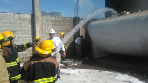 Fuego consume 4 pipas con excedente de diesel