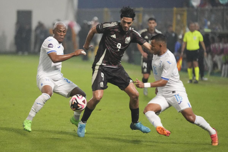 Honduras derrota 2-0 a México en la ida de los Cuartos de final 