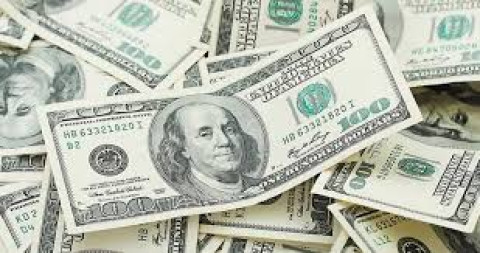 Dólar a la venta en 18.70 pesos en el AICM