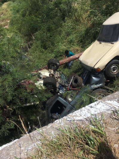 Camionetas de transmigrantes terminan en canal de poblado Control