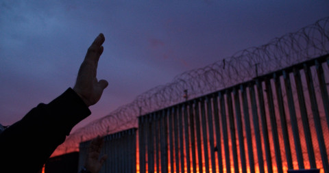Encuentran a niño migrante abrazando cadáver de su padre