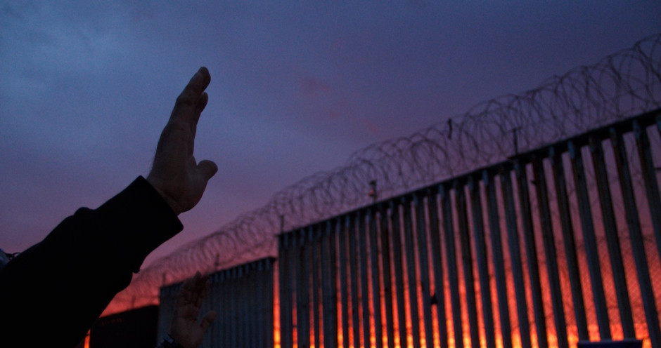 Encuentran a niño migrante abrazando cadáver de su padre