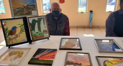 Ofertan abuelitos de casa club del sistema DIF artículos elaborados en su taller