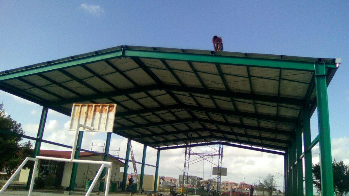 Construcción de techumbre escolar sigue en marcha