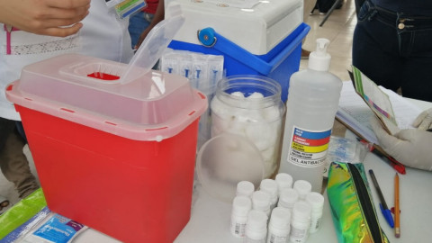 Acuden autoridades de salud a vacunar a todos los migrantes del campamento del bordo